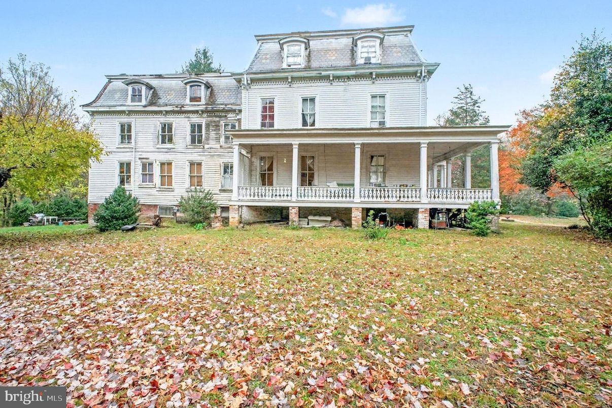 Backyard, Exterior, Facade, Queen Anne Victorian