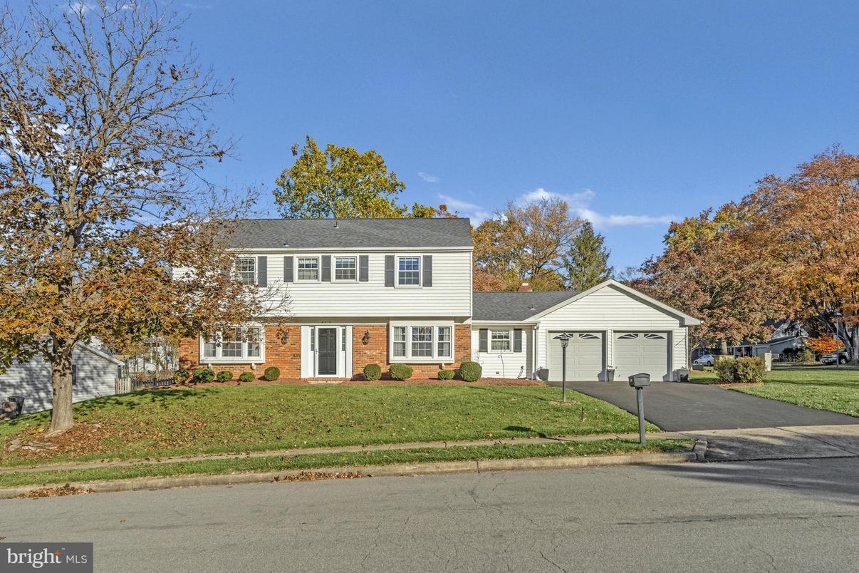 Attached, Exterior, Facade, Brick Facade, Split Level