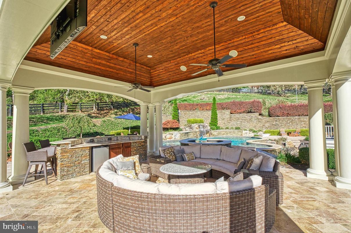 Exterior, Outdoor Kitchen, Pool