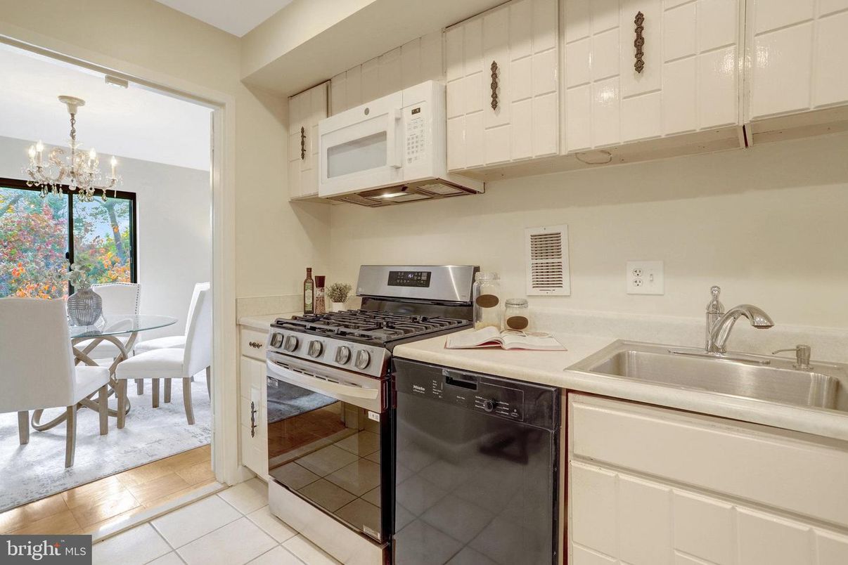 Chandelier, Dining room, Interior, Kitchen, Wood Texture Flooring
