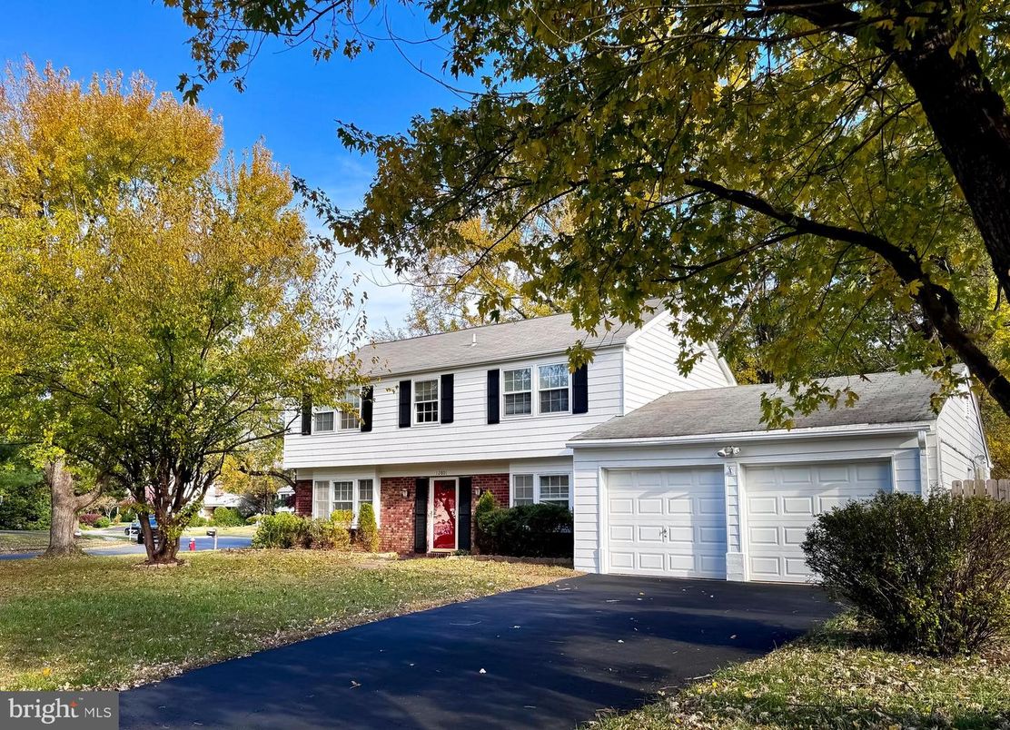 Attached, Exterior, Facade, Brick Facade, Split Level