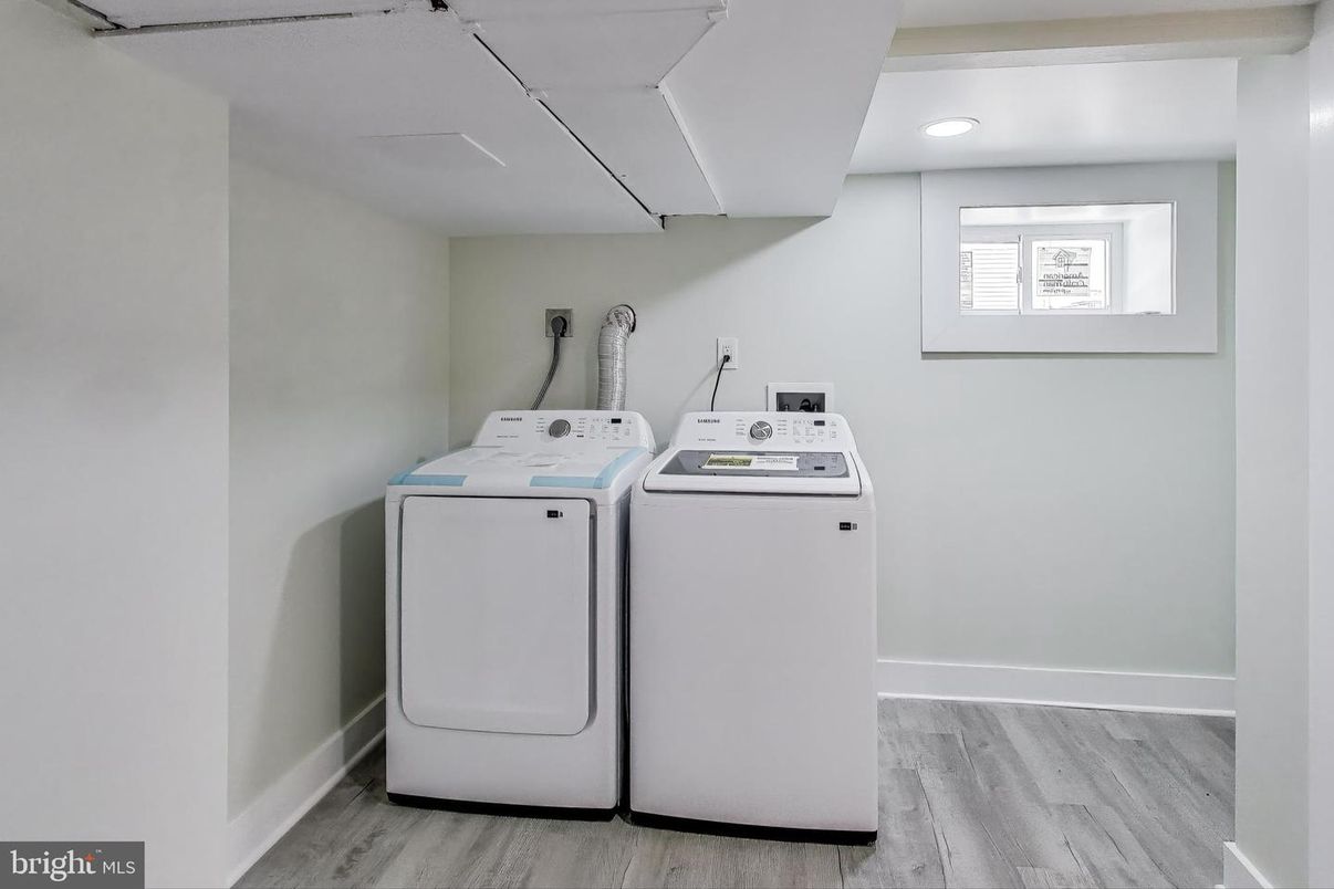 Interior, Recessed Lighting, Washer, Wood Texture Flooring