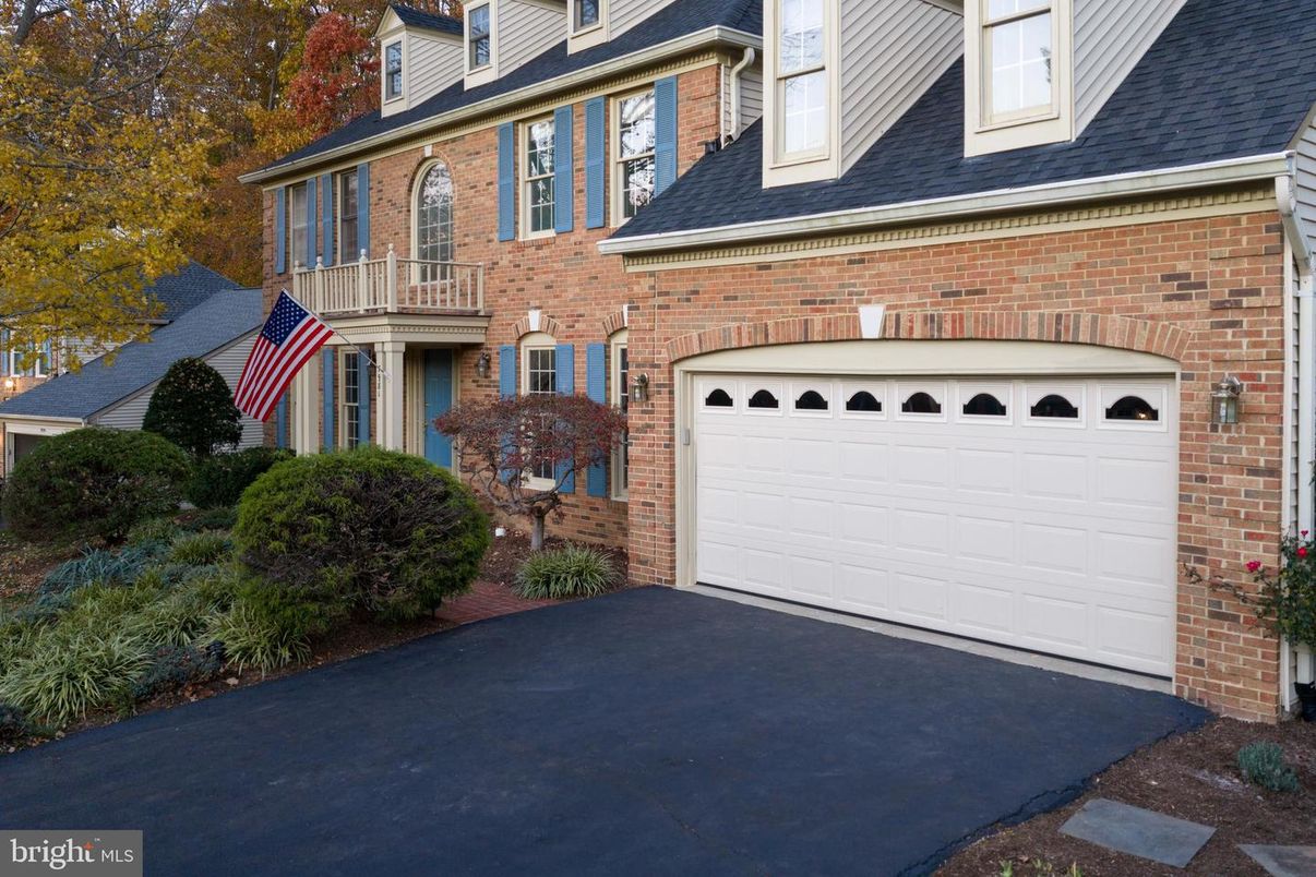 Attached, Exterior, Facade, Brick Facade, Georgian