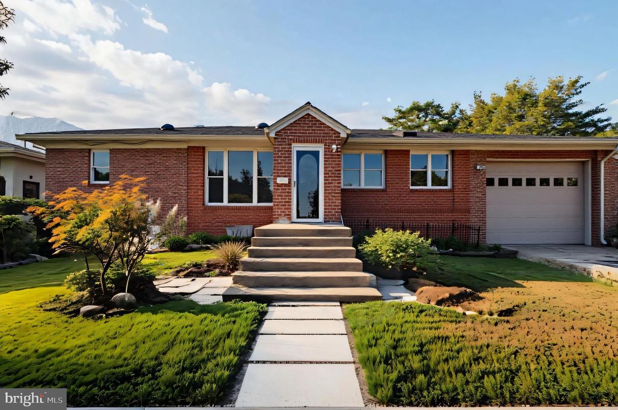 Attached, Exterior, Facade, Brick Facade, Raised Ranch