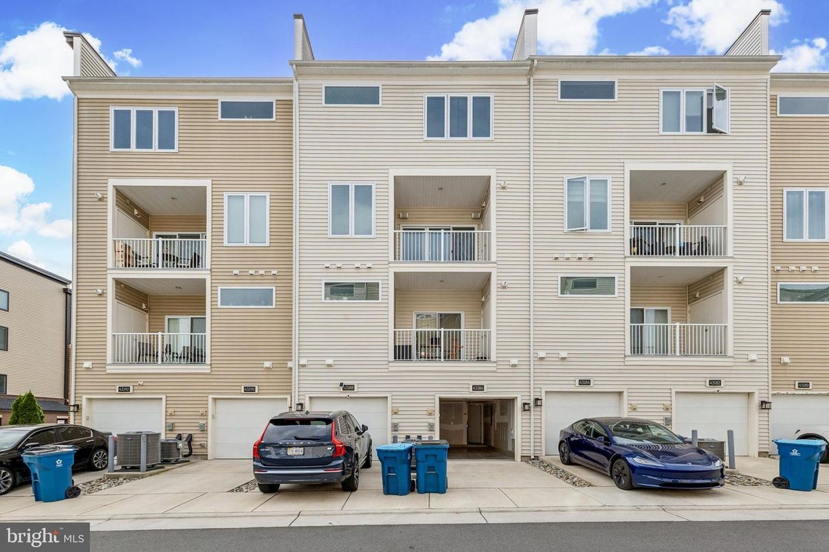 Attached, Exterior, Facade, Rowhouse