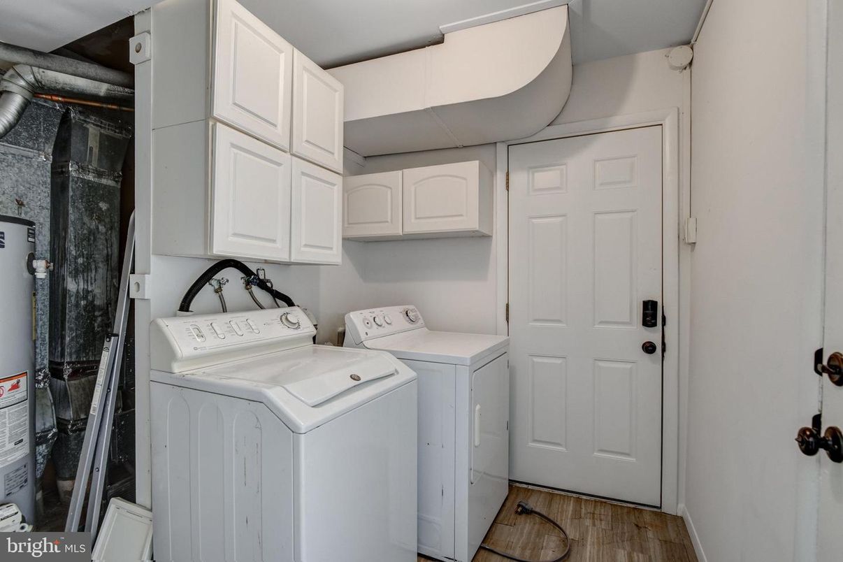 Interior, Washer, Wood Texture Flooring