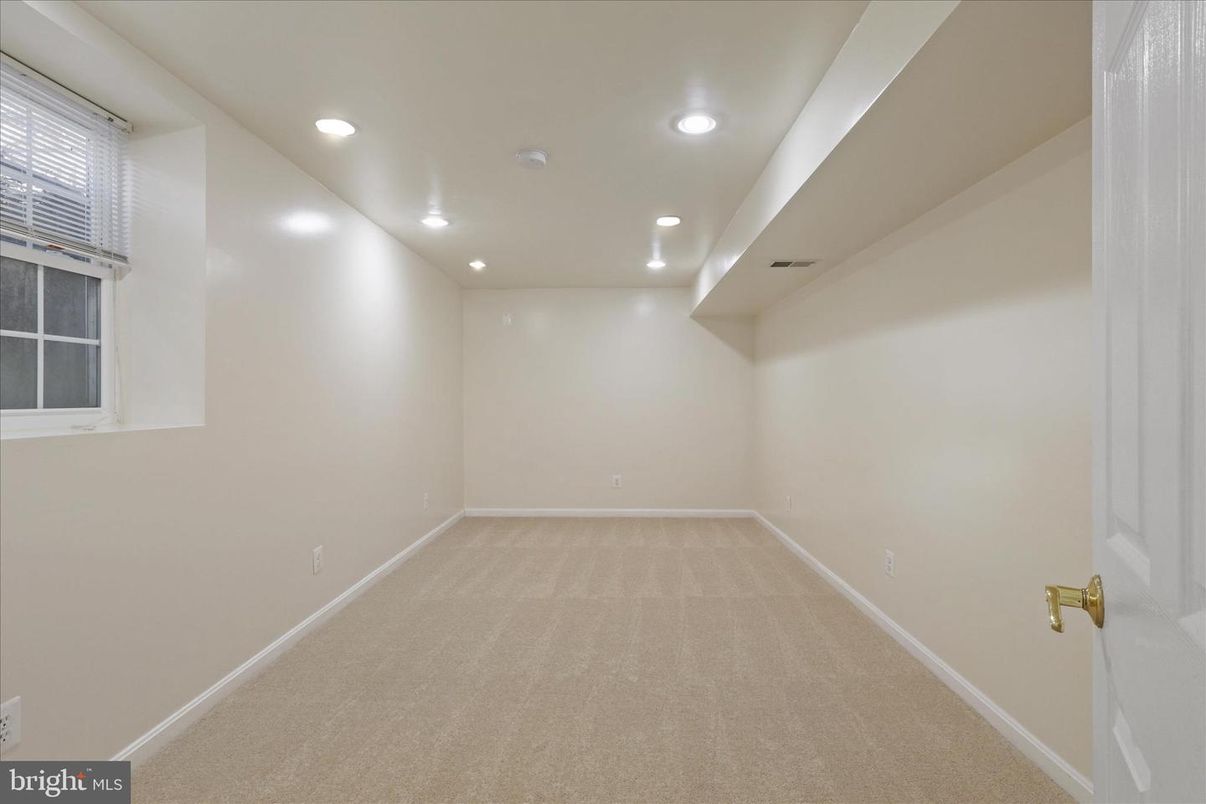 Empty room, Interior, Recessed Lighting