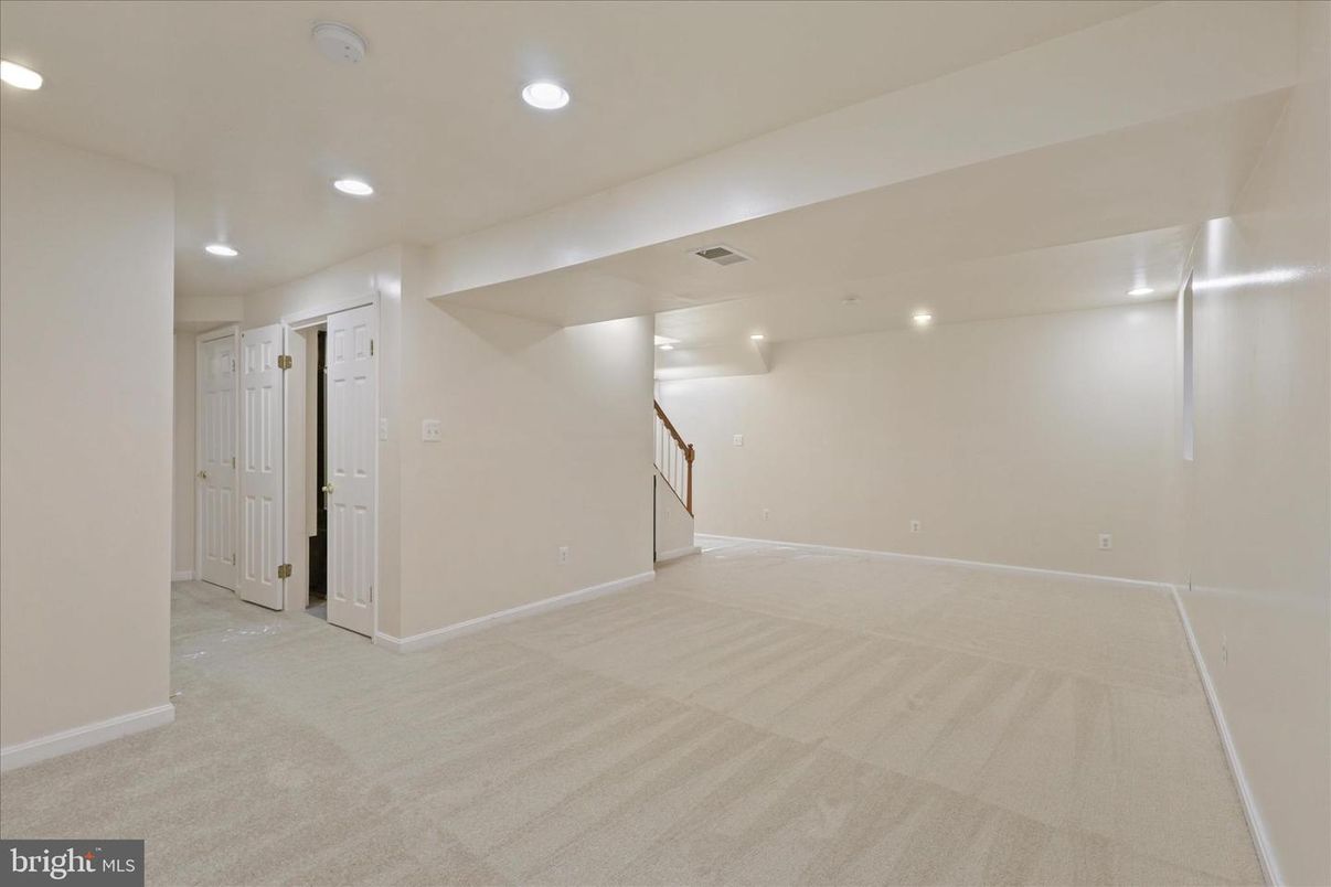 Empty room, Interior, Recessed Lighting