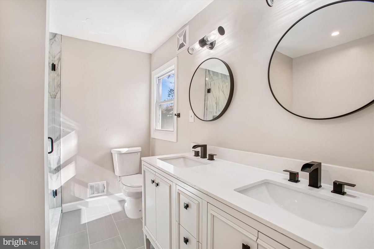 Bathroom, Dual Sink Vanities, Interior, Recessed Lighting