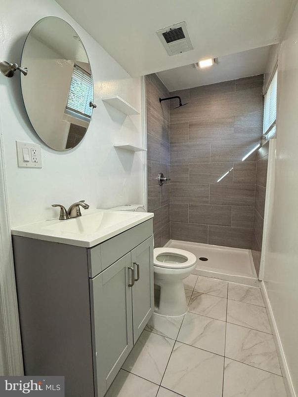 Bathroom, Interior, Marble, Recessed Lighting