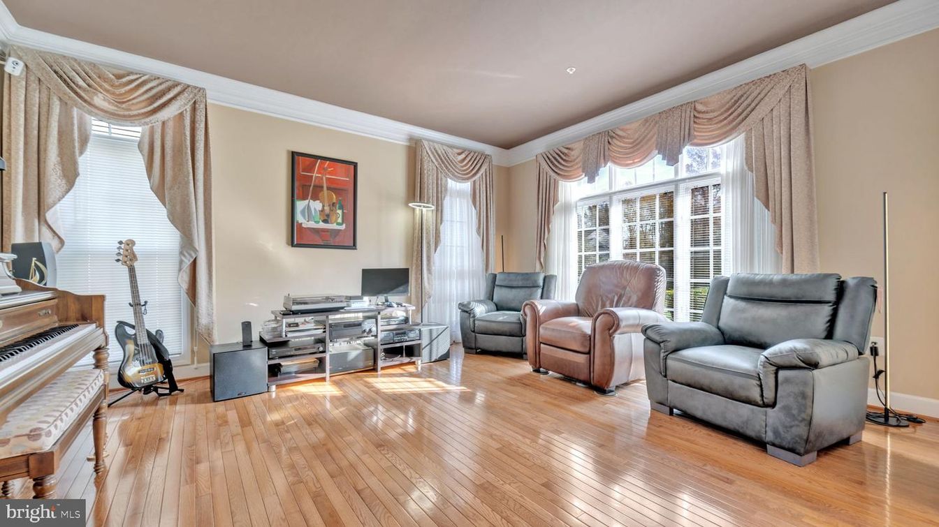 Home Office, Interior, Piano, Recessed Lighting, Wood Texture Flooring