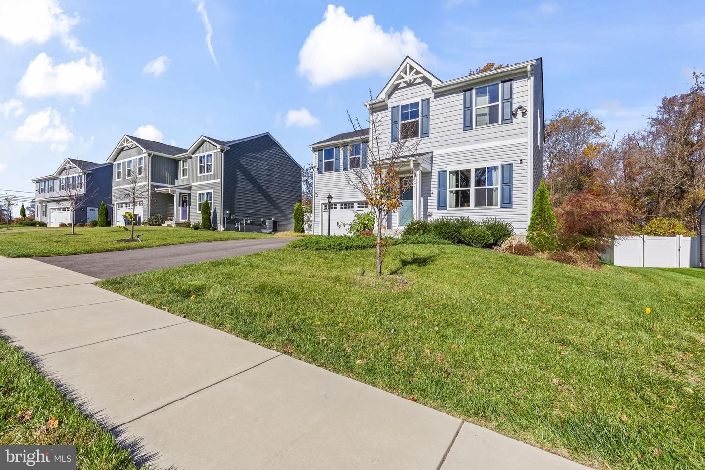 Attached, Exterior, Facade, Queen Anne Victorian