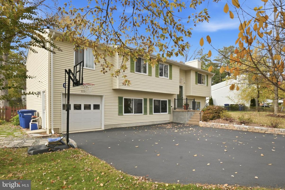 Attached, Exterior, Facade, Raised Ranch