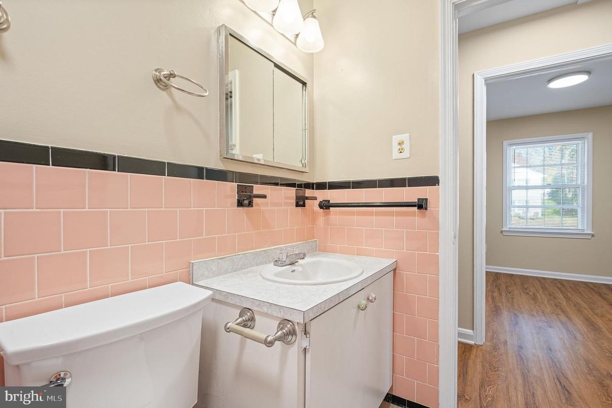 Bathroom, Interior, Recessed Lighting, Wood Texture Flooring