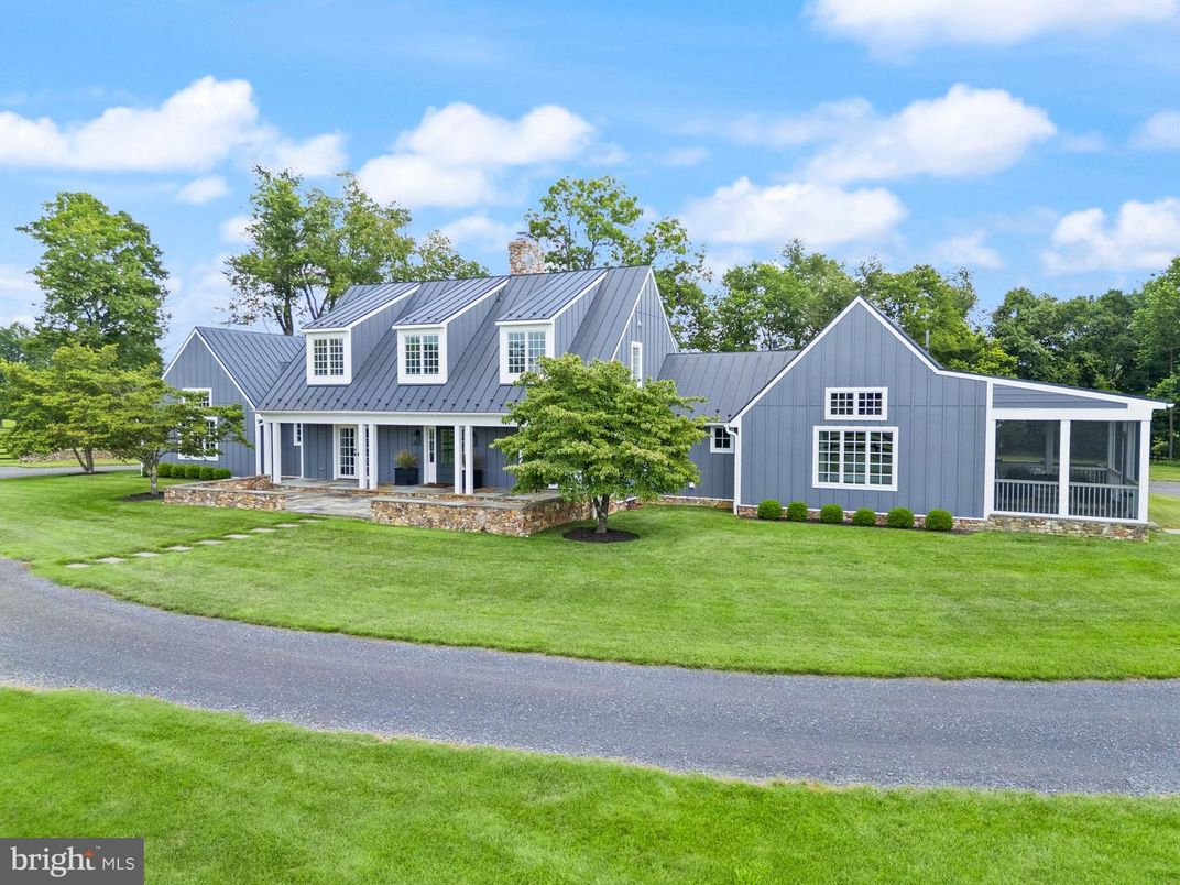 Exterior, Facade, Farmhouse