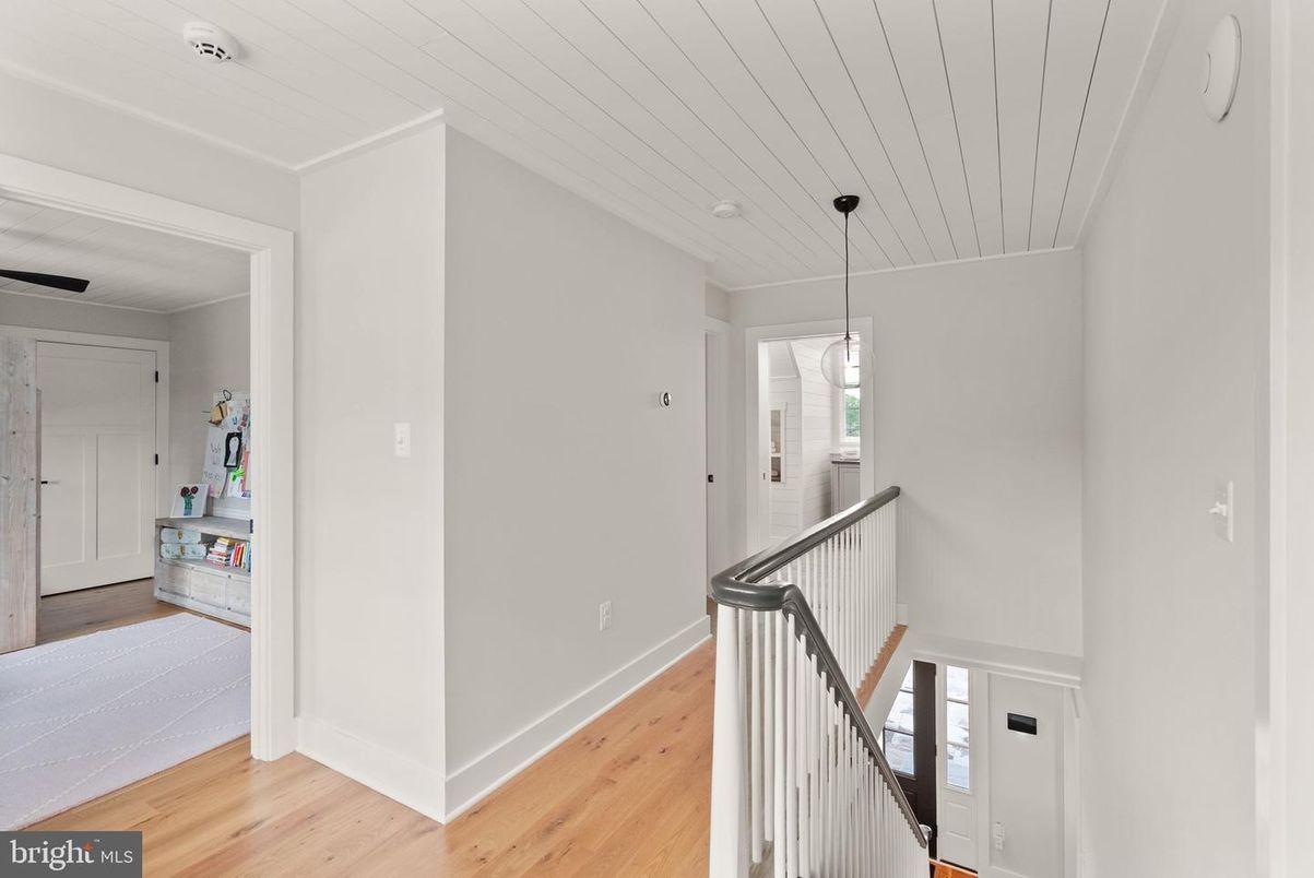 Interior, Pendant Lights, Wood Texture Flooring