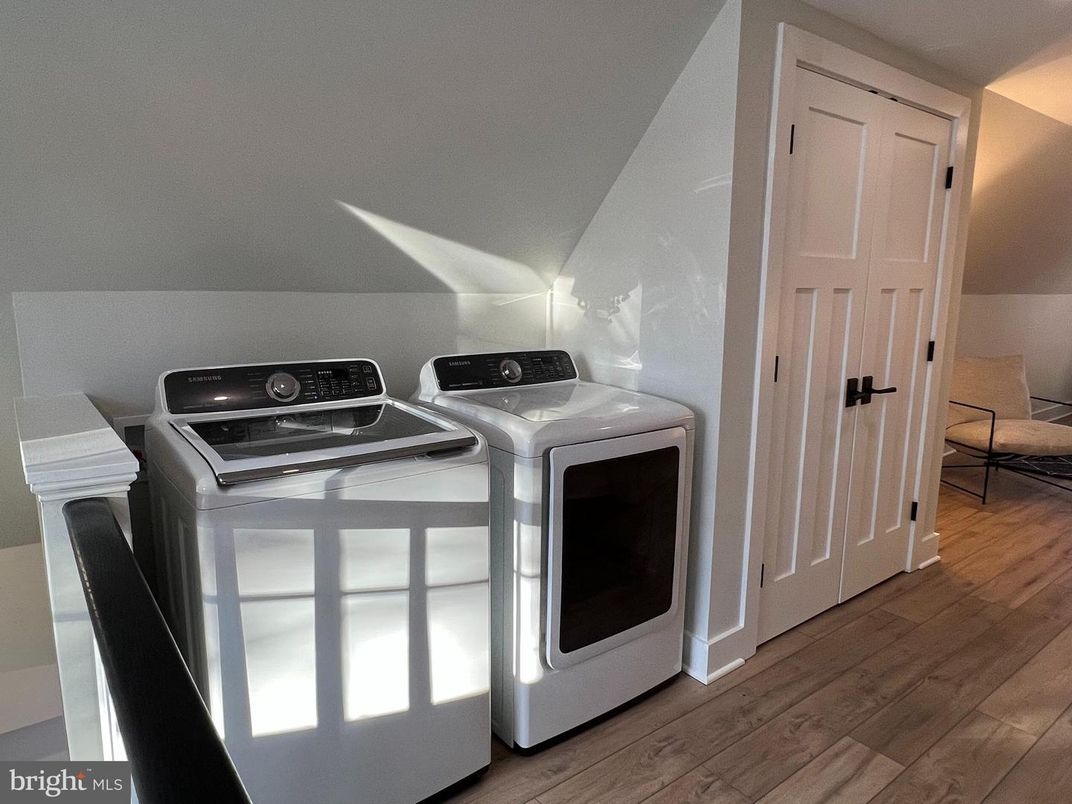 Interior, Washer, Wood Texture Flooring