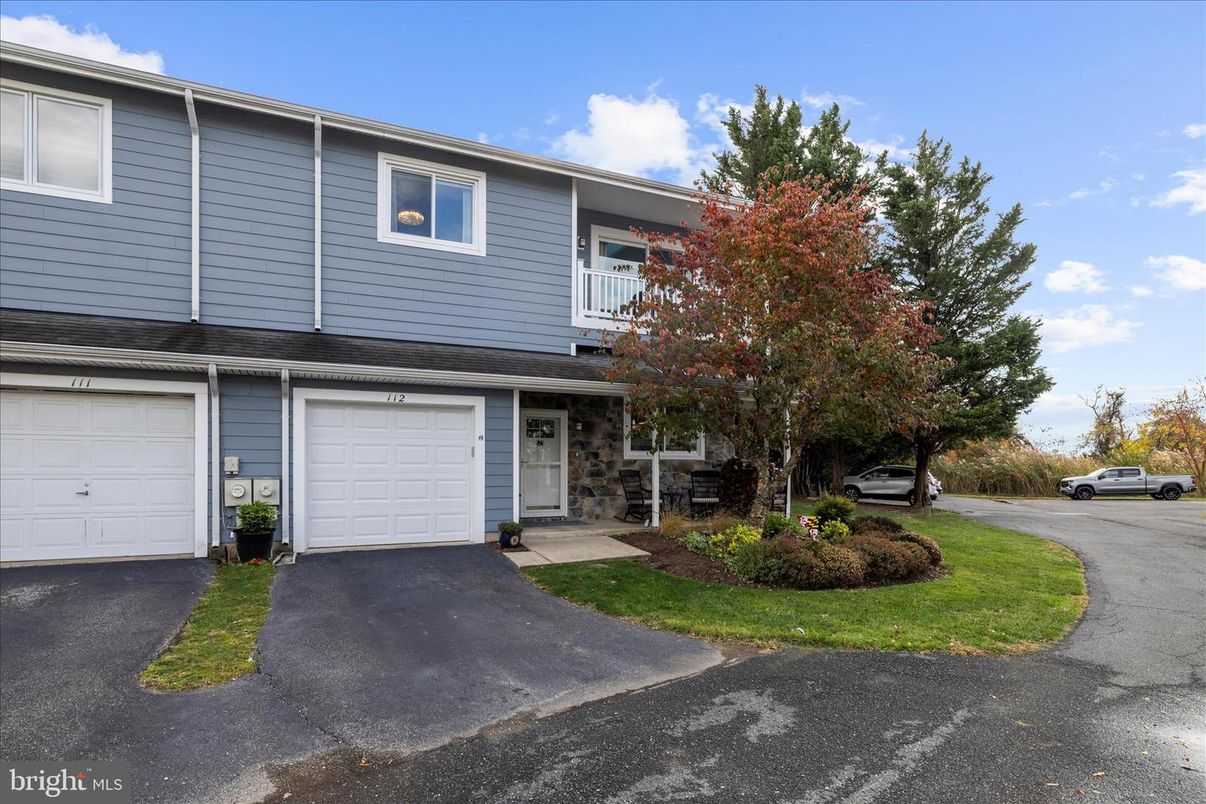 Attached, Exterior, Facade, Rowhouse