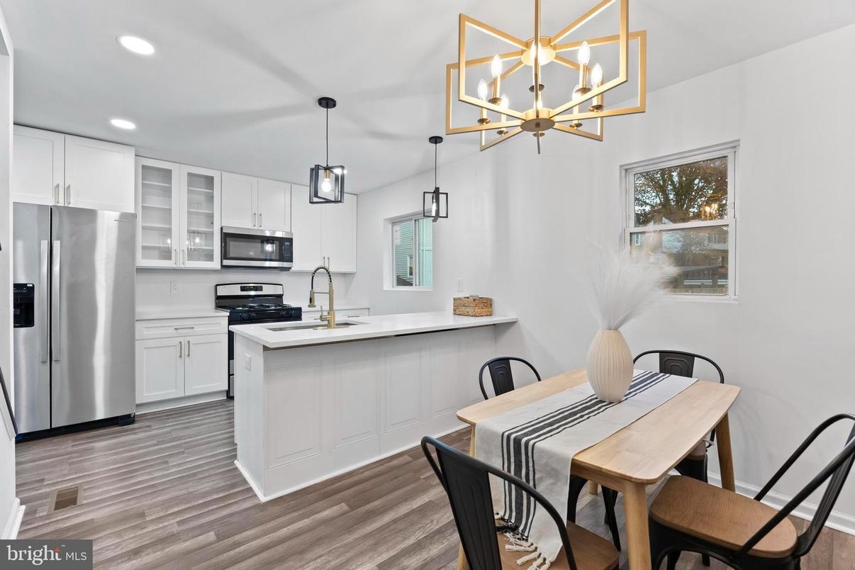 Dining room, Interior, Kitchen, Pendant Lights, Recessed Lighting, Stainless Steel Appliances, Wood Texture Flooring