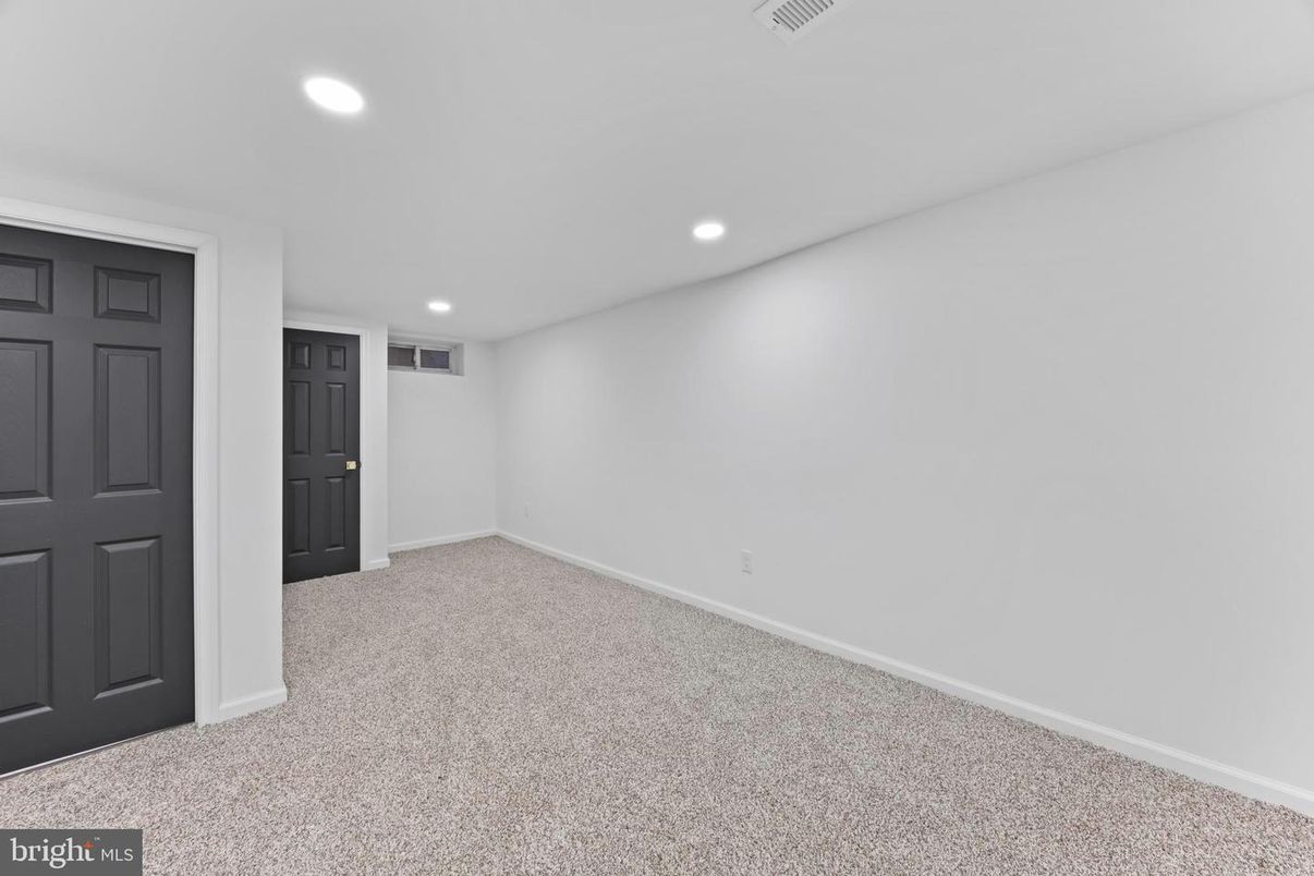 Empty room, Interior, Recessed Lighting