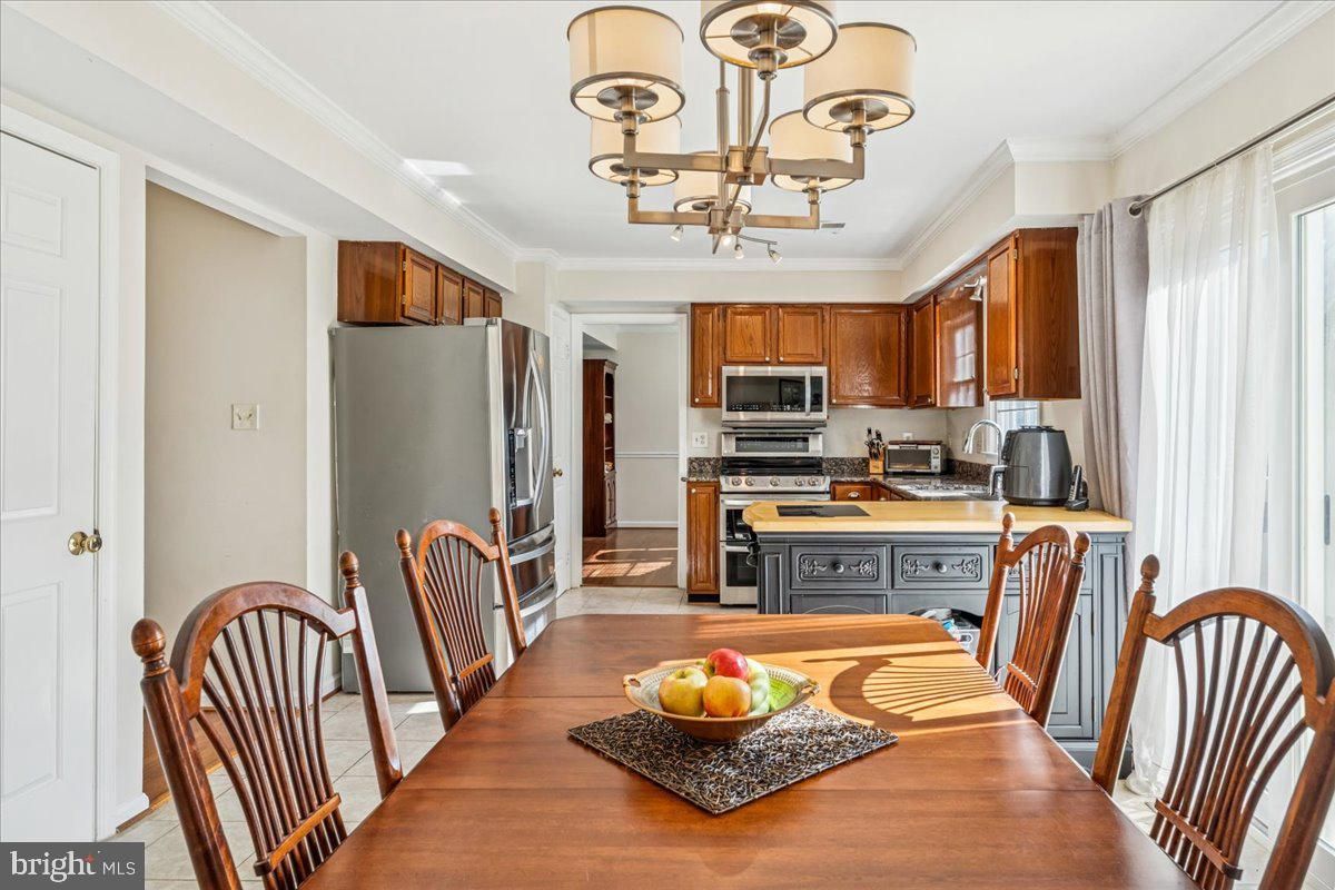 Chandelier, Dining room, Interior, Kitchen, Stainless Steel Appliances, Wood Texture Flooring