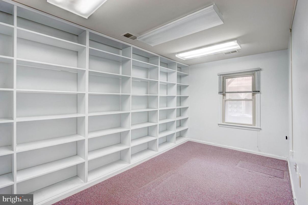 Empty room, Interior, Walk-in Closets