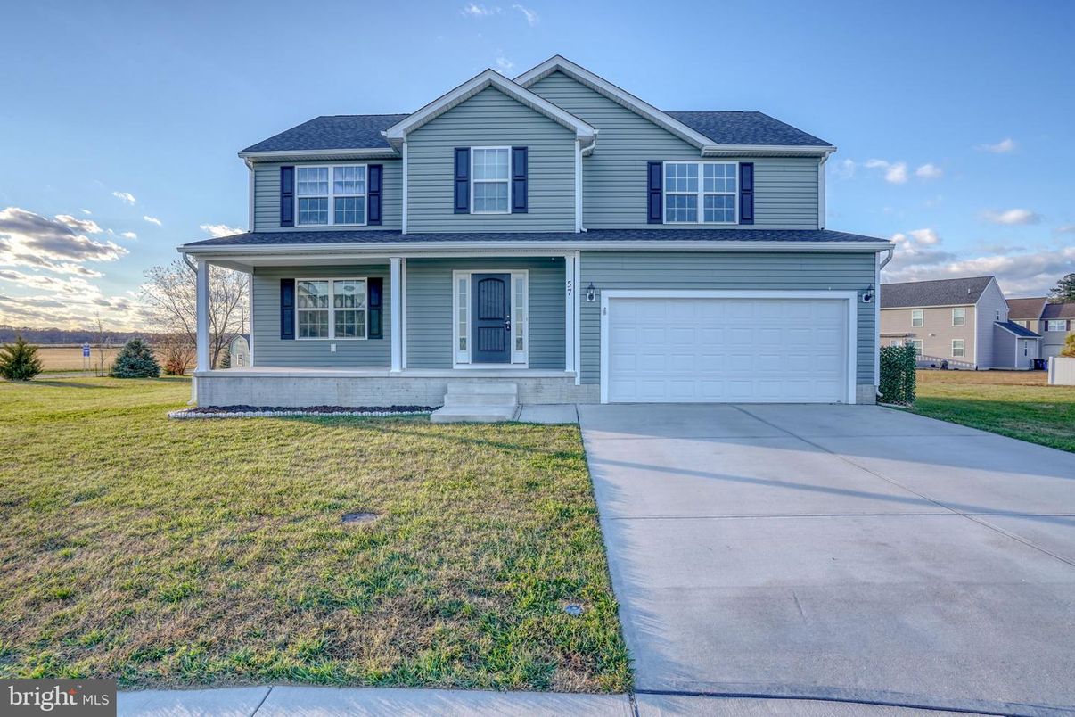 Attached, Exterior, Facade, Farmhouse