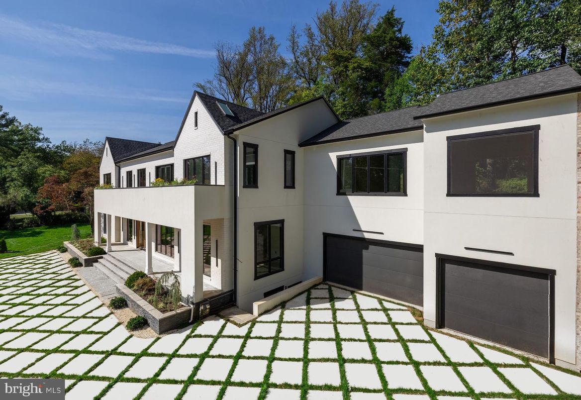 Attached, Exterior, Facade, Farmhouse