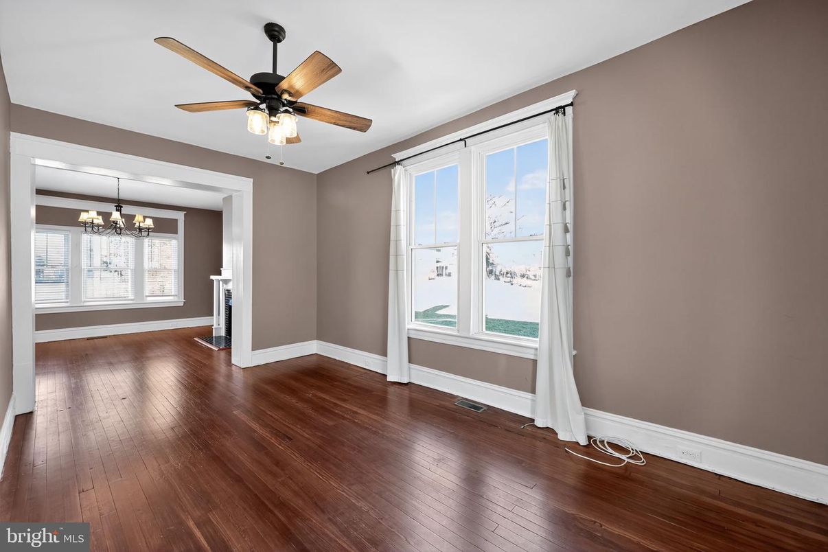 Chandelier, Empty room, Interior, Wood Texture Flooring