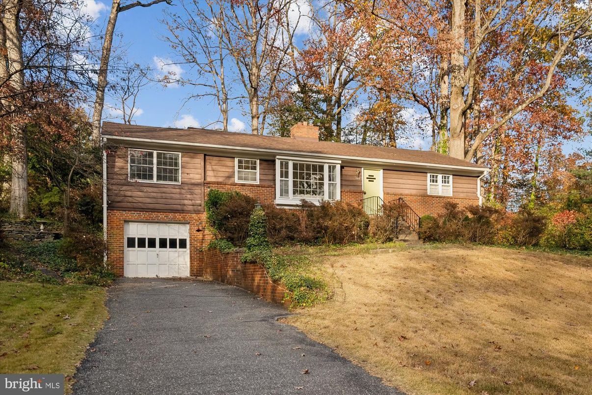 Attached, Exterior, Facade, Brick Facade, Raised Ranch