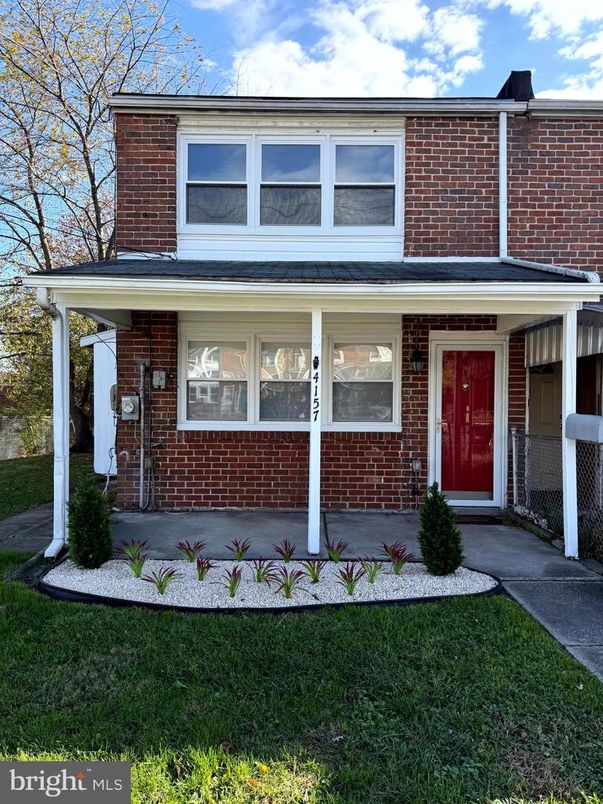 Exterior, Facade, Brick Facade, American Foursquare
