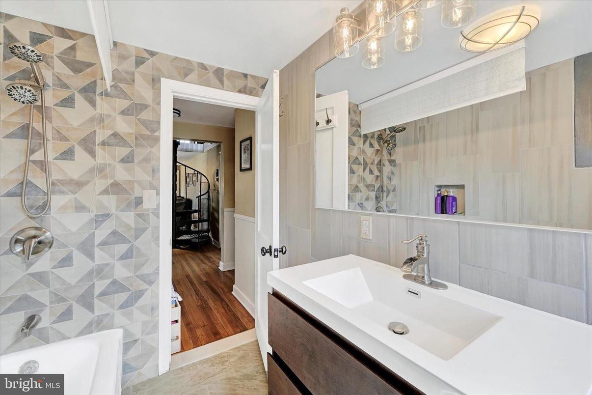 Bathroom, Interior, Walk-in Closets, Wood Texture Flooring