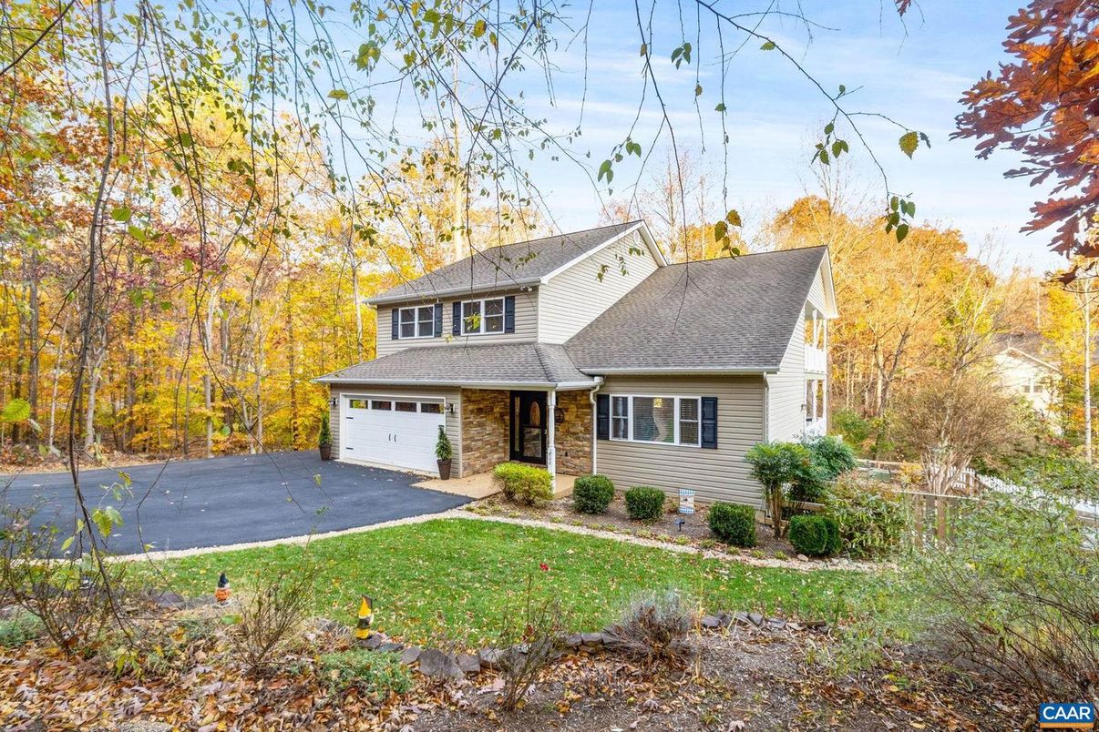 Attached, Exterior, Facade, Cape Cod