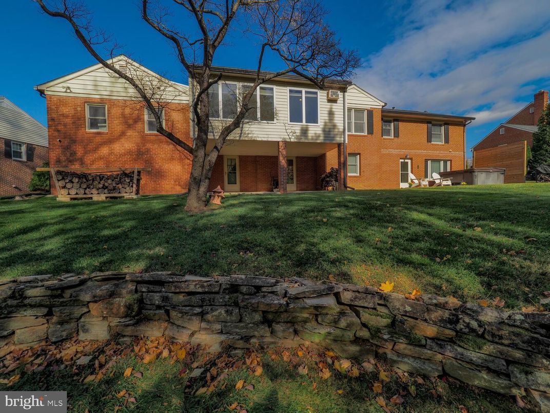 Attached, Exterior, Facade, Brick Facade, Split Level