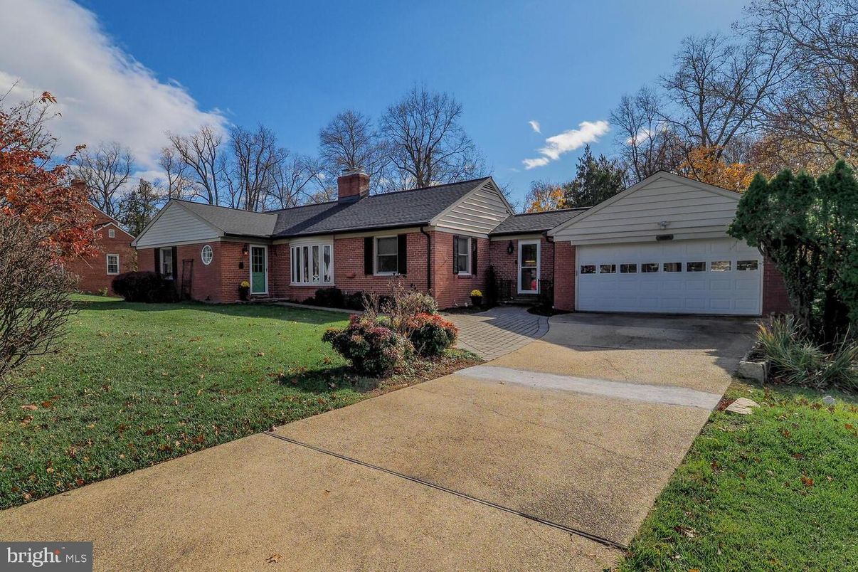 Attached, Exterior, Facade, Brick Facade, Ranch