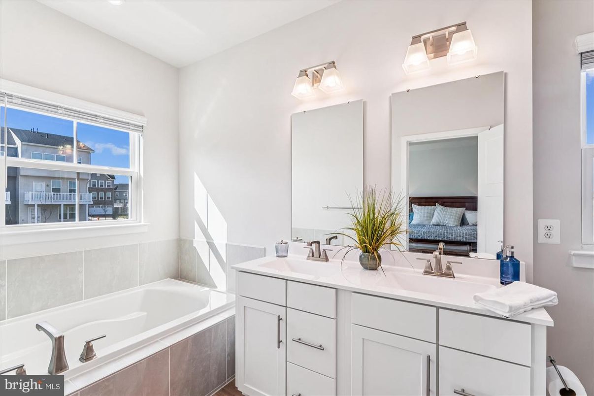 Bathroom, Bedroom, Dual Sink Vanities, Interior