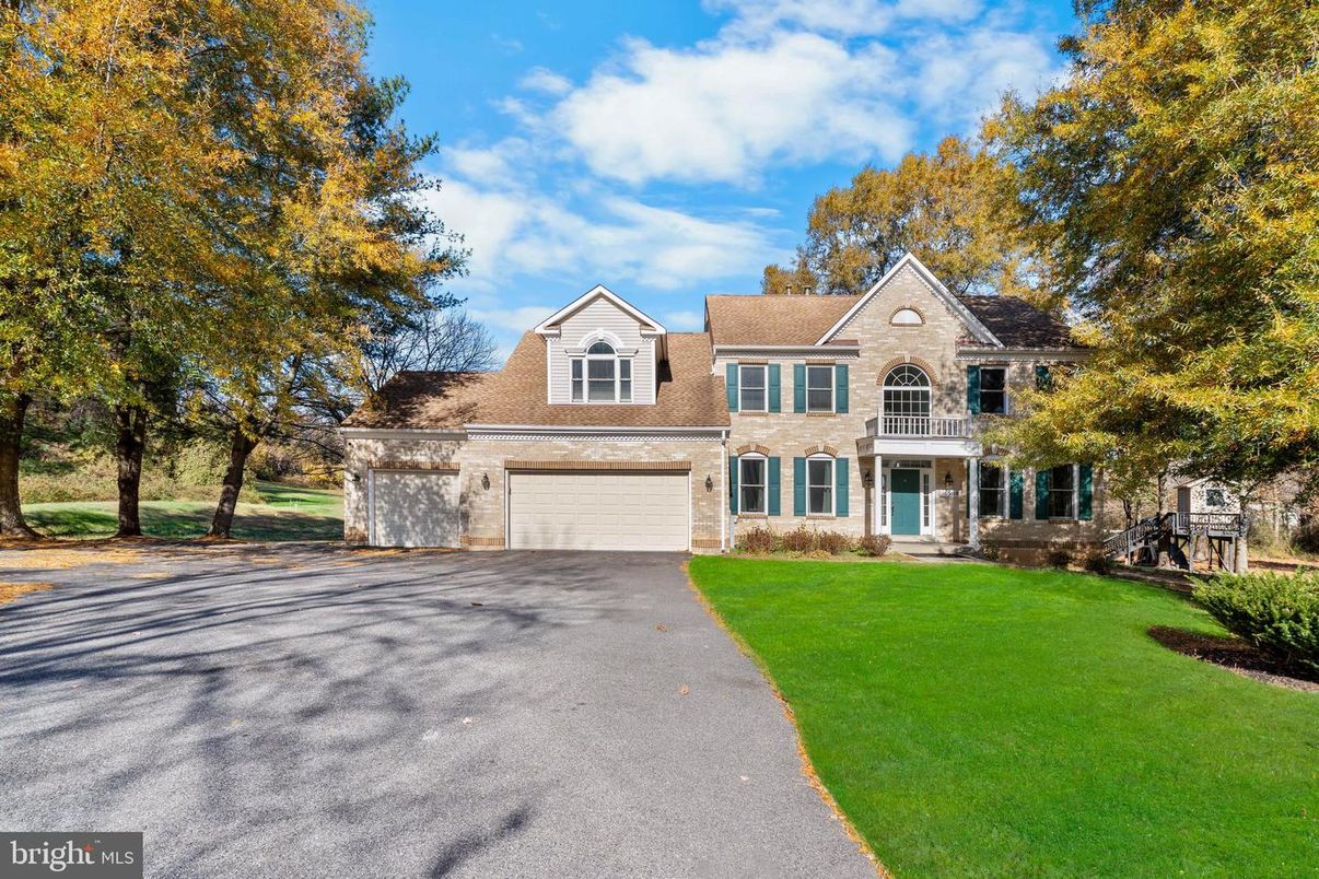 Attached, Exterior, Facade, French Provincial