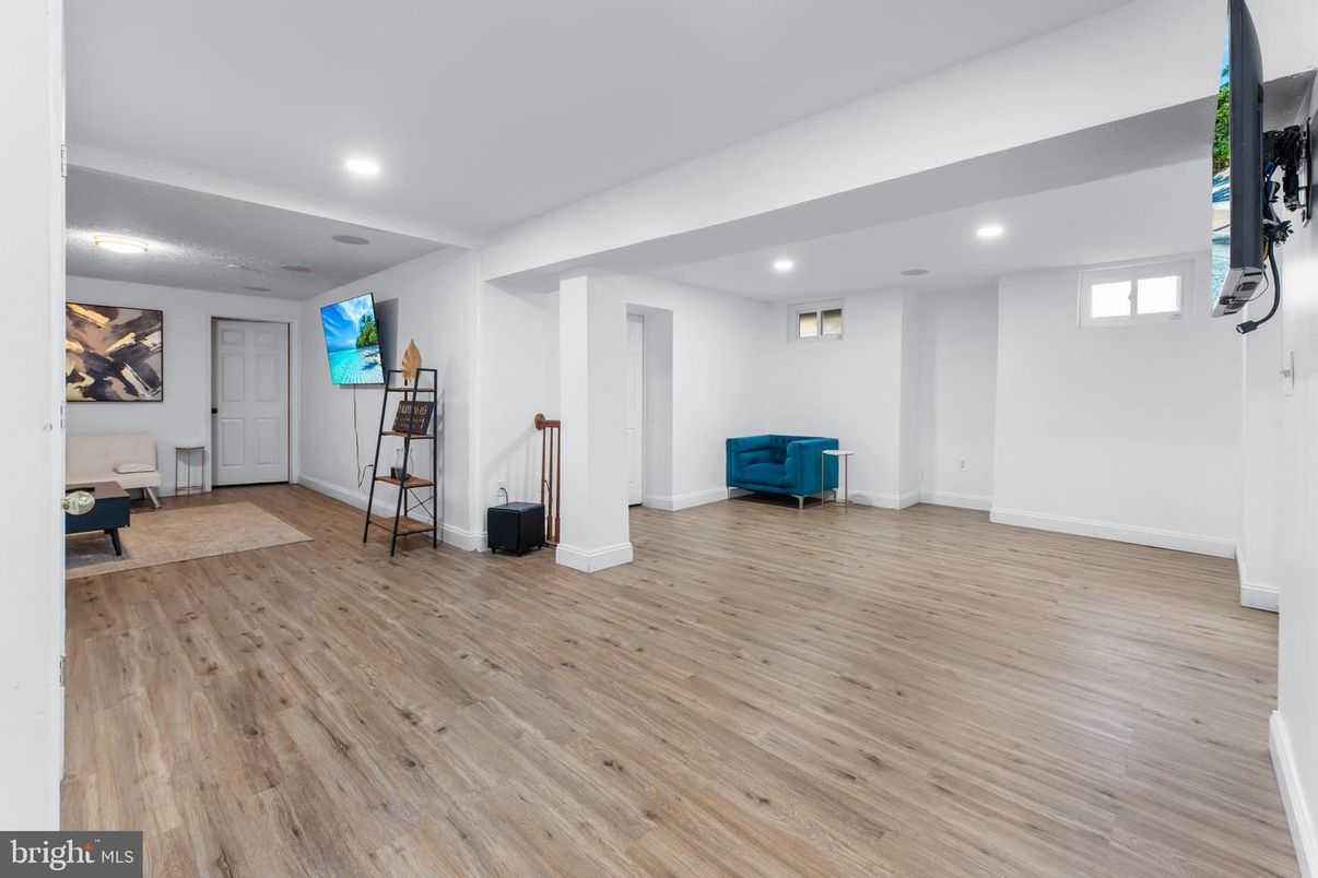 Interior, Recessed Lighting, Wood Texture Flooring