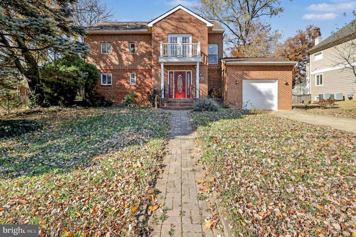 Exterior, Facade, Brick Facade, Georgian