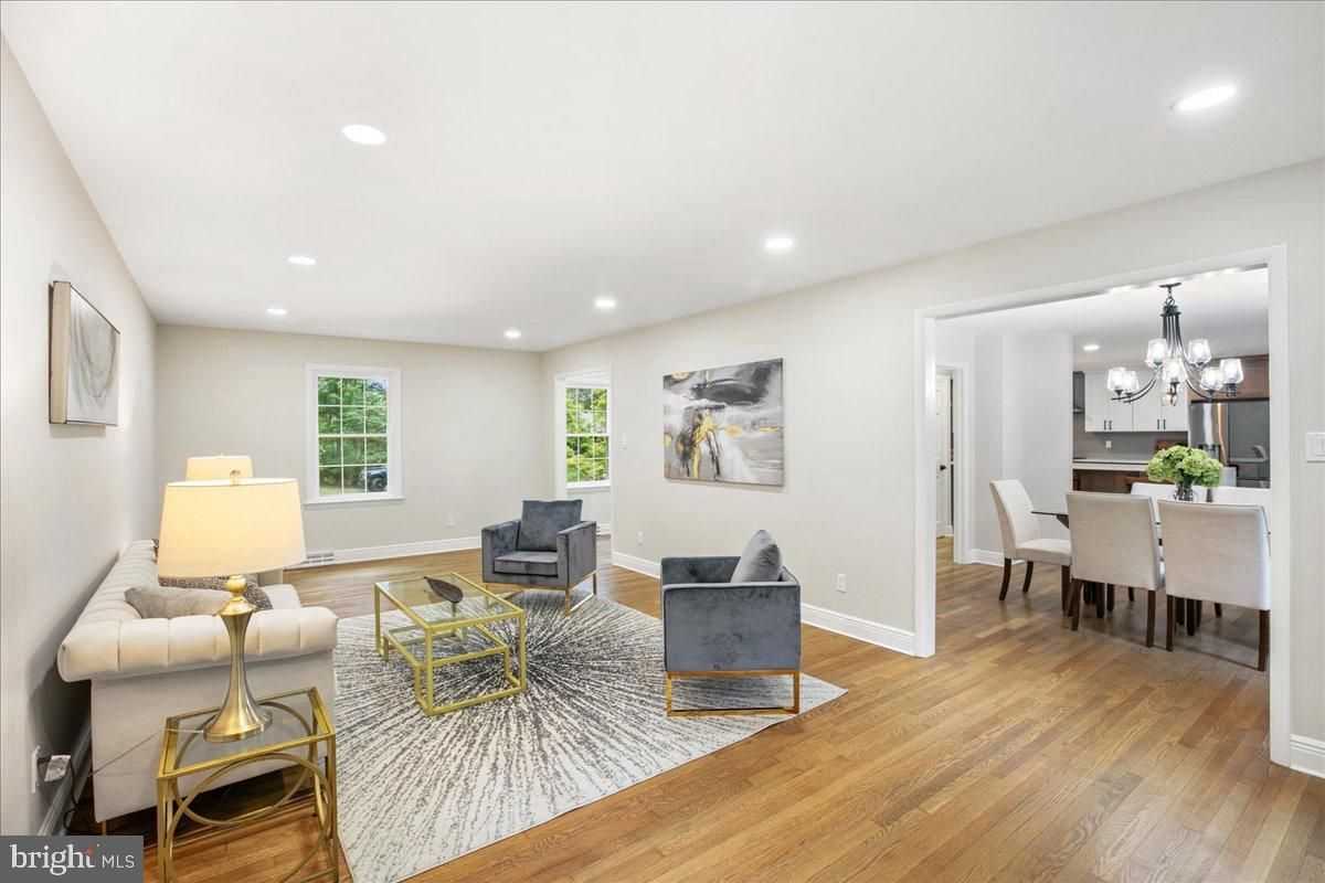 Chandelier, Dining room, Interior, Living room, Recessed Lighting, Wood Texture Flooring