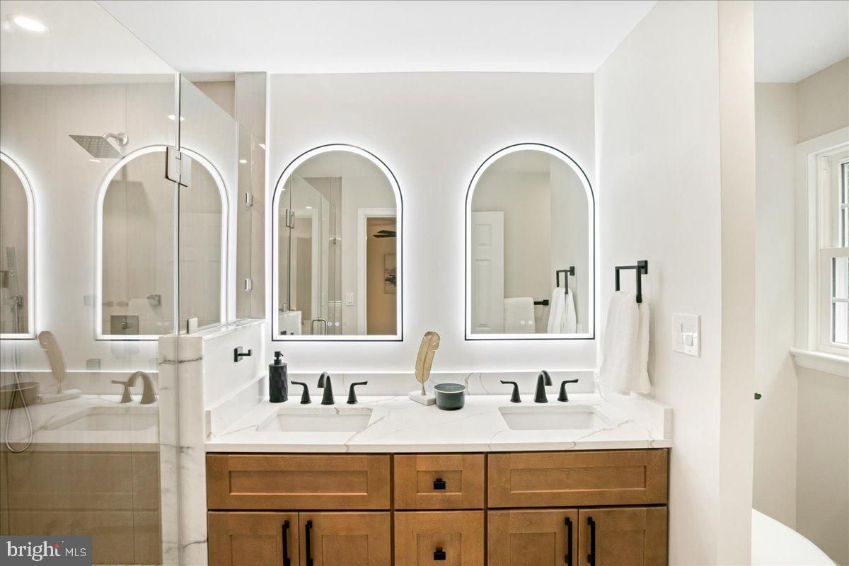 Bathroom, Dual Sink Vanities, Interior