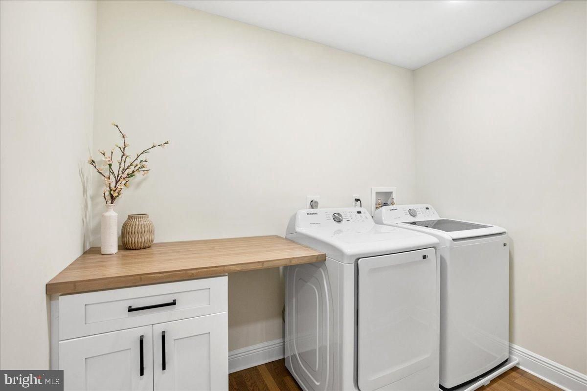 Interior, Washer, Wood Texture Flooring
