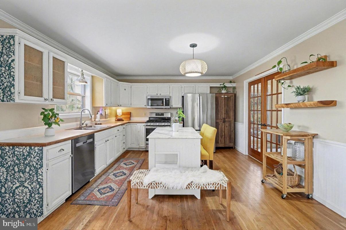 Dining room, Interior, Kitchen, Pendant Lights, Stainless Steel Appliances, Wood Texture Flooring