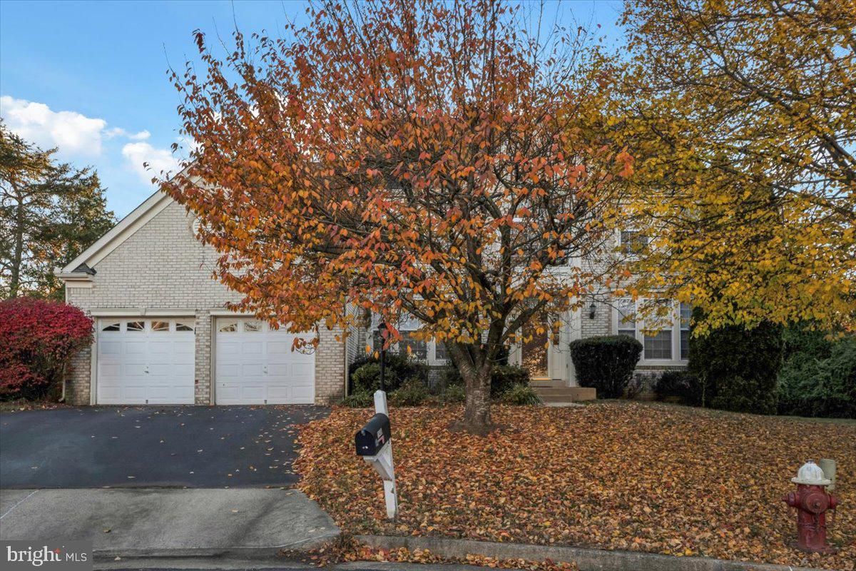 Attached, Exterior, Facade, Cape Cod