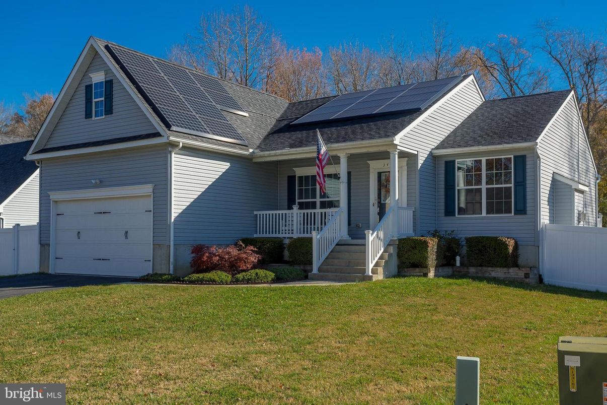 Attached, Exterior, Facade, Solar Panels, Ranch
