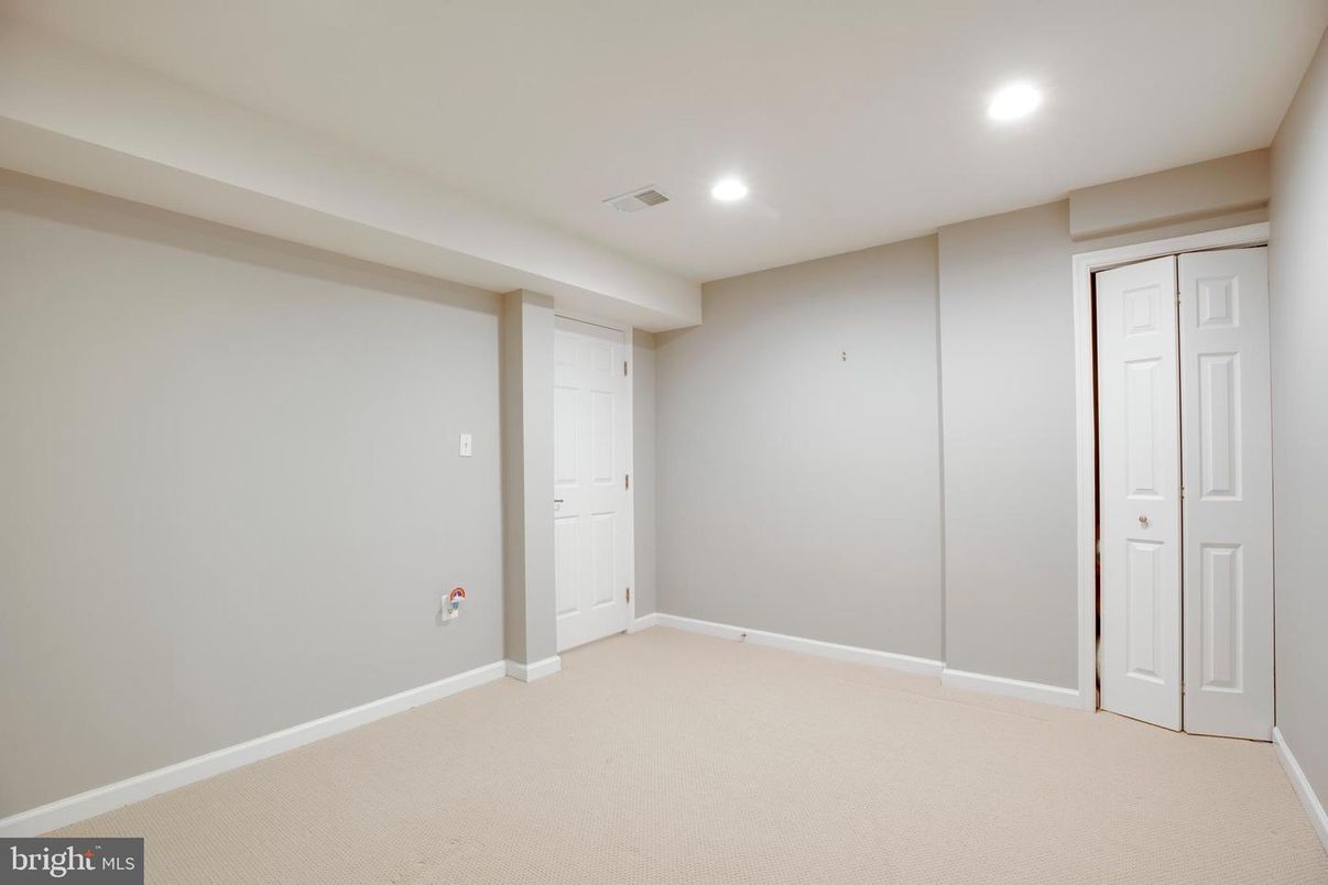 Empty room, Interior, Recessed Lighting