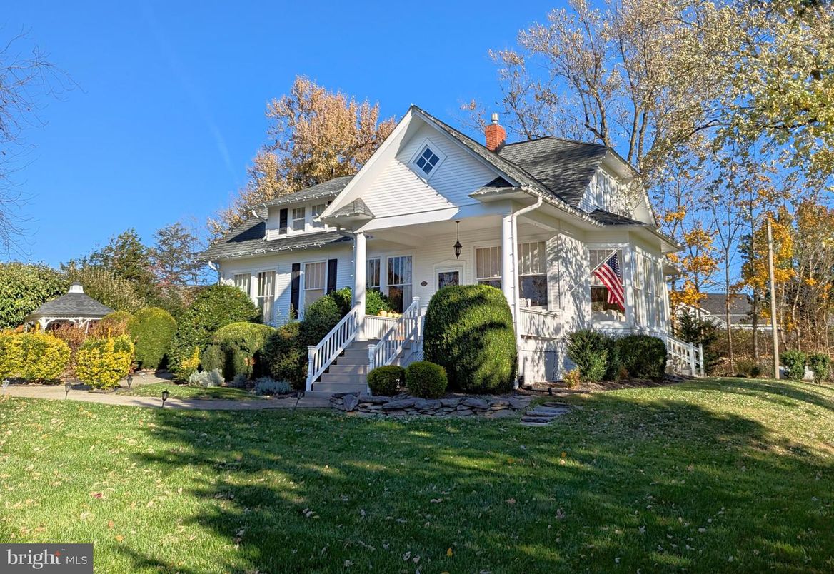 Backyard, Exterior, Facade, Queen Anne Victorian