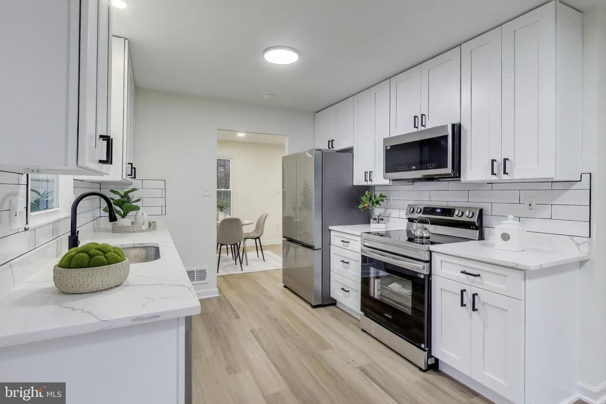 Dining room, Interior, Kitchen, Recessed Lighting, Stainless Steel Appliances, Wood Texture Flooring
