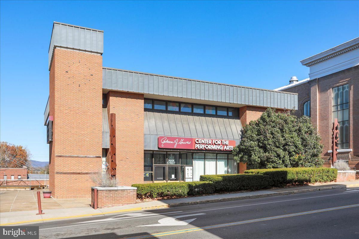 Exterior, Facade, Brick Facade, Highrise