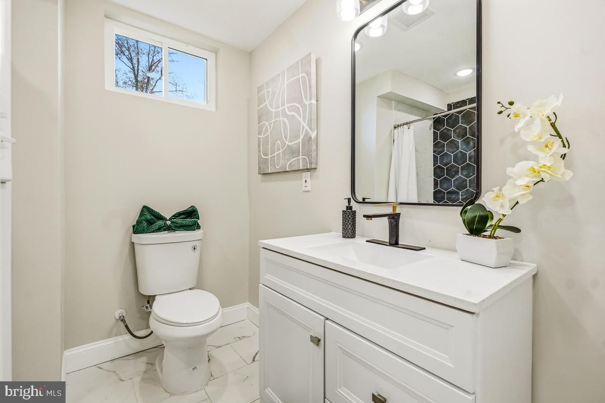 Bathroom, Interior, Marble, Recessed Lighting